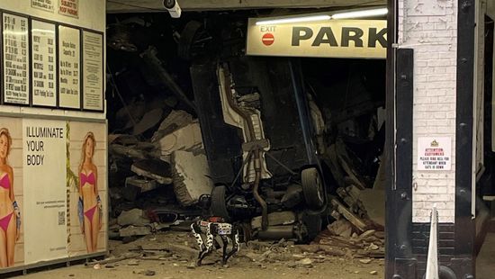 Beomlott egy parkolóház New Yorkban, embereket keresnek a romok alatt