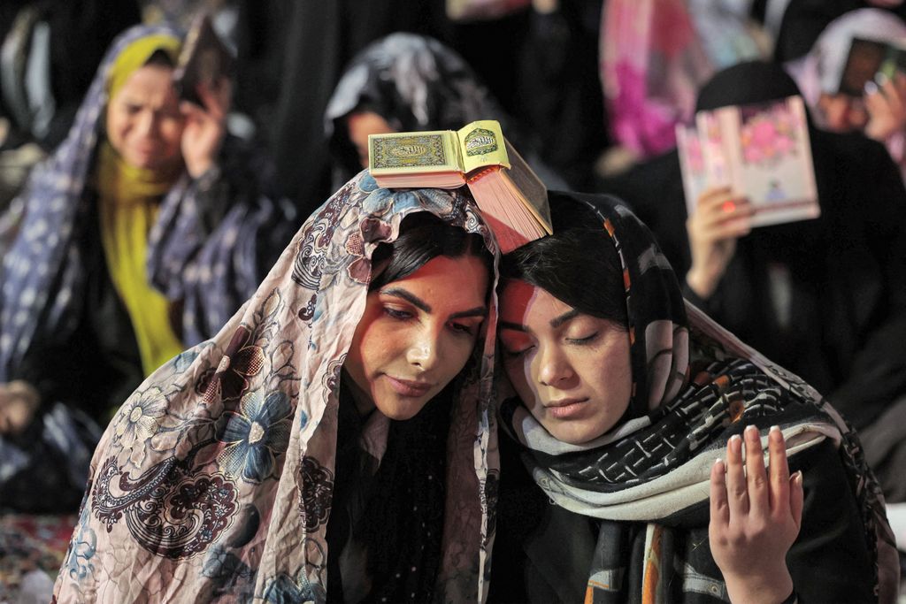 Hívők gyülekeznek a ramadán egyik legszentebb éjszakáján (Laylat al-Qadr) egy teheráni mecset előtt, április 9. Fotó: AFP/Atta Kenare