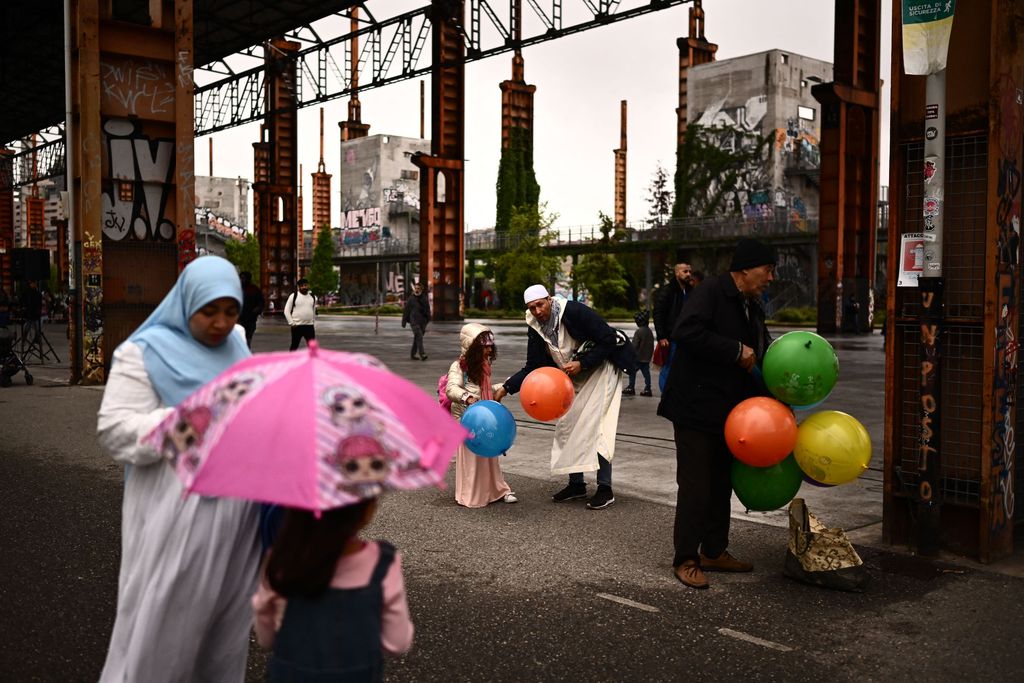 A ramadán végét ünneplő muzulmánok az olaszországi Torinó ipari rozsdaövezetében, április 21. Fotó: AFP/Marco Bertorello