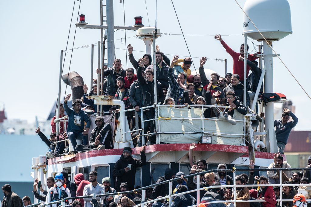 Tengerből kimentett migránsok érkeznek halászhajón az olaszországi Catania kikötőjébe, április 12. Fotó: Getty Images/Fabrizio Villa/Stringer