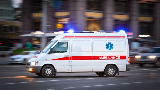 Videón, amint meglop egy mentőápoló egy idős nőt percekkel a halála után