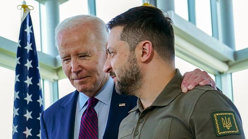 Washington Zelenszkij orrára koppintott Washington Zelenszkij orrára koppintott