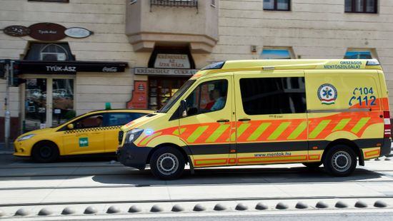 Dörömbölt a mentőautón, majd megdobta azt egy kővel