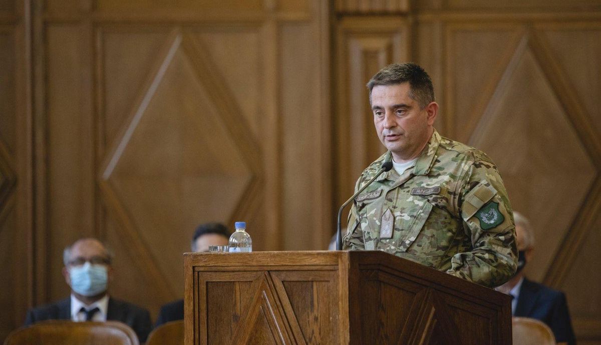 Böröndi Gábor,  honvédség vezérkari főnöke a meghallgatáson azt mondta, hogy a harcászati felkészültség helyett a hadműveleti felkészültségre kell helyezni a hangsúlyt. Fotó: Kormány.hu