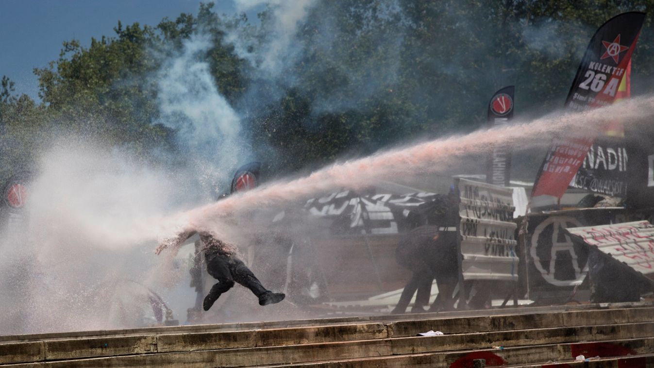 Tiltakozók ellen vetnek be vízágyút, a 2013-as Gezi parki tüntetések során.
(Fotó: red. / Twitter)