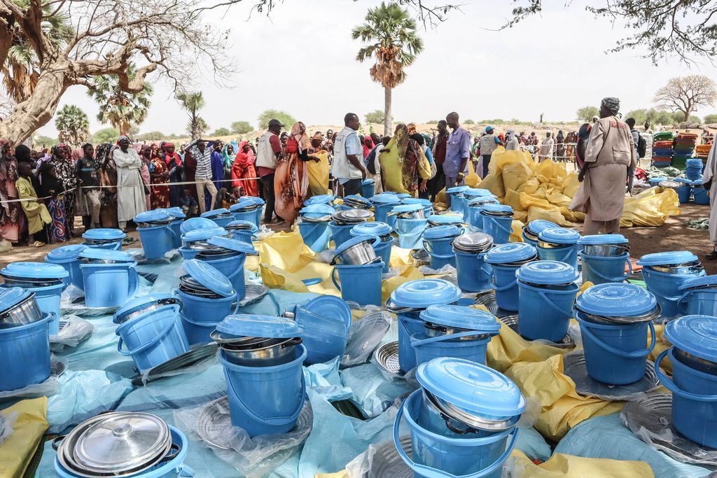 A UNICEF alkalmazottai segélycsomagokat készítenek a szudáni harcok elől menekülőknek Csádban, április 30. Fotó: AFP/Gueipeur Denis Sassou 