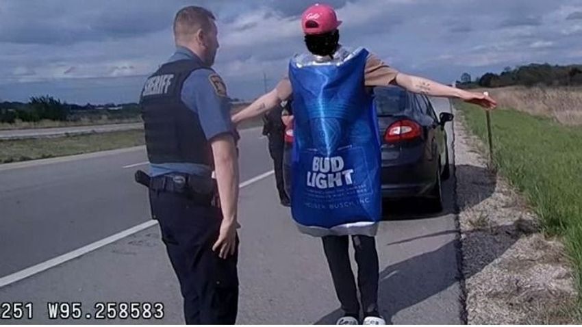 Részegen, sörösdoboznak öltözve vezette autóját, amikor jöttek a rendőrök