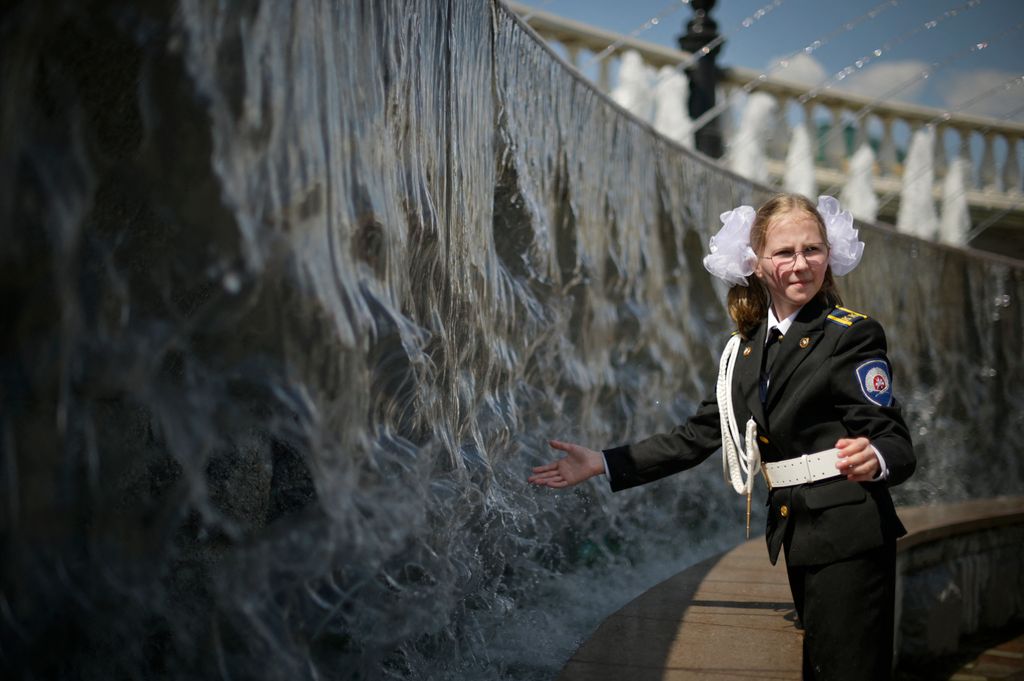 Orosz hadapród lány moszkvai szökőkútnál, május 18. Fotó: AFP/Natalia Kolesnyikova 