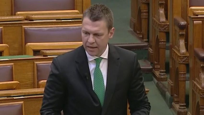 Menczer Tamás: Önöknek valóban árnyékban a helyük, önöknek jól áll a sötét + videó