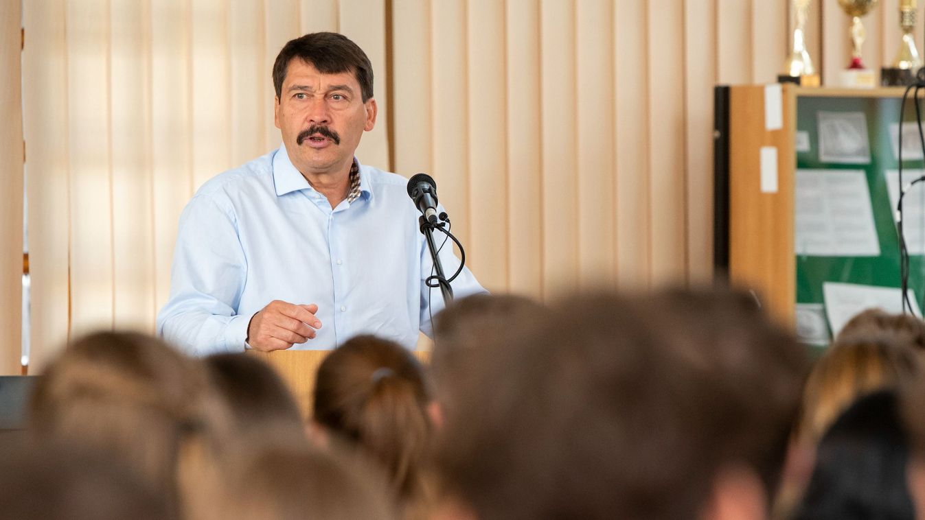 ÁDER János

Áder János előadást tartott győri középiskolásoknak (Fotó: MTI/Krizsán Csaba)