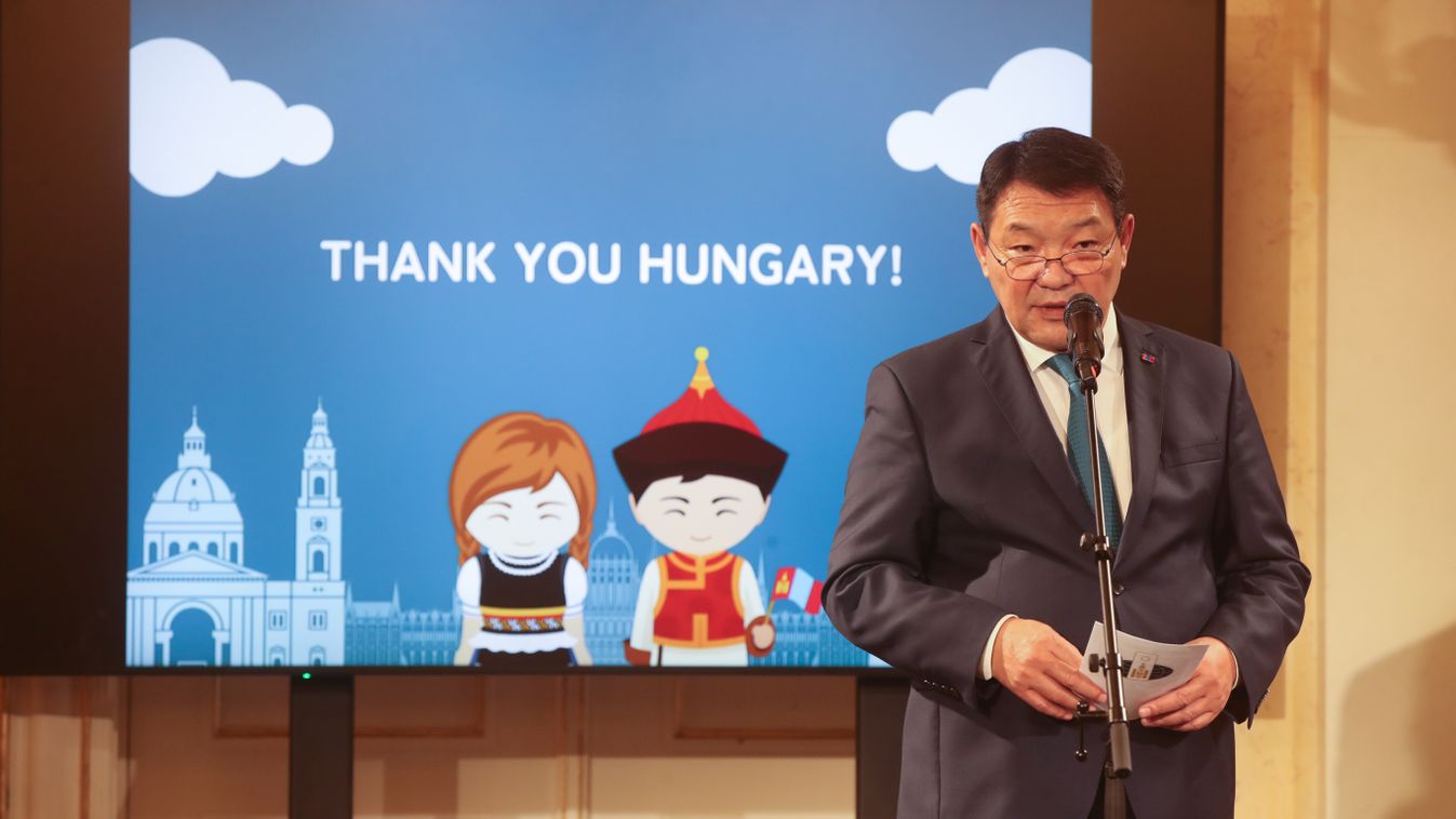 S. Baatarjav, Mongólia budapesti nagykövete megnyitó beszédet mond a Petőfi Irodalmi Múzeumban megrendezett "Köszönöm, Magyarország" c. rendezvényen, 2023. május 16-án