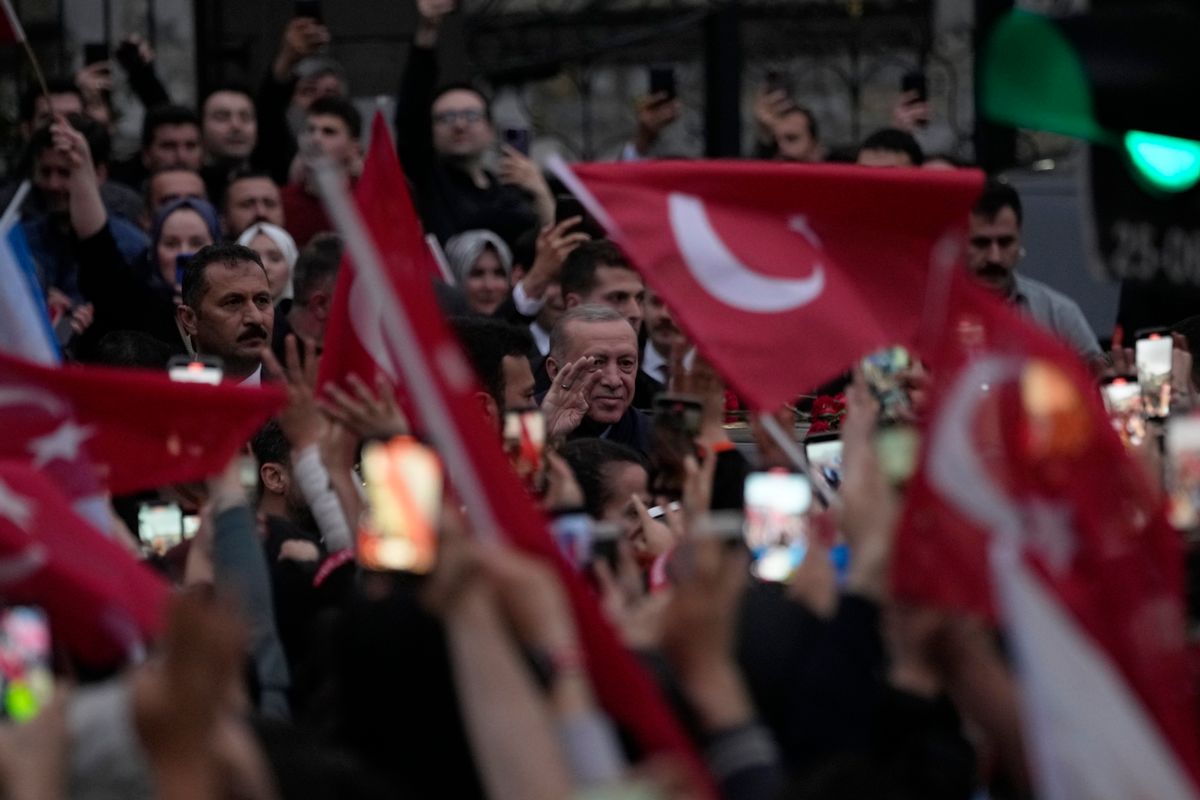 Isztambul, 2023. május 28.
Recep Tayyip Erdogan török elnök, a kormányoldali pártszövetség, a Nép Szövetsége elnökjelöltje az isztambuli rezidenciája elõtt integet támogatóinak a török elnökválasztás második fordulója után, 2023. május 28-án. Erdogan bejelentette gyõzelmét.
MTI/AP/Francisco Seco