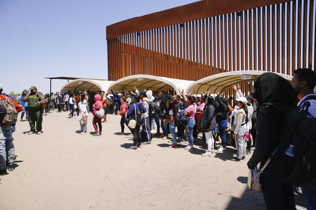 Hundreds of migrants arrive in US border to cross into the United States before Title 42 ends