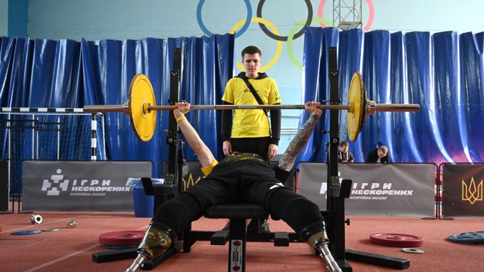 Súlyemelő bemelegítése a lembergi Ukrán Invictus Games sportversenyen, amelyen fizikai vagy pszichikai sérülést elszenvedő katonák vesznek részt, április 29. Fotó: AFP/Jurij Djacsjin 