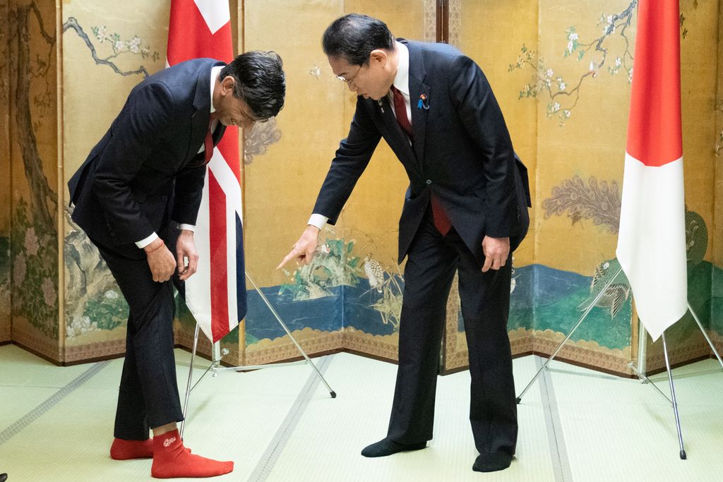 Rishi Sunak, Nagy-Britannia miniszterelnöke zokniján Japán miniszterelnöke, Kisida Fumio (jobbra) kedvenc baseballcsapatának nevével Hirosimában, május 18. Fotó: AFP/Stefan Rousseau 