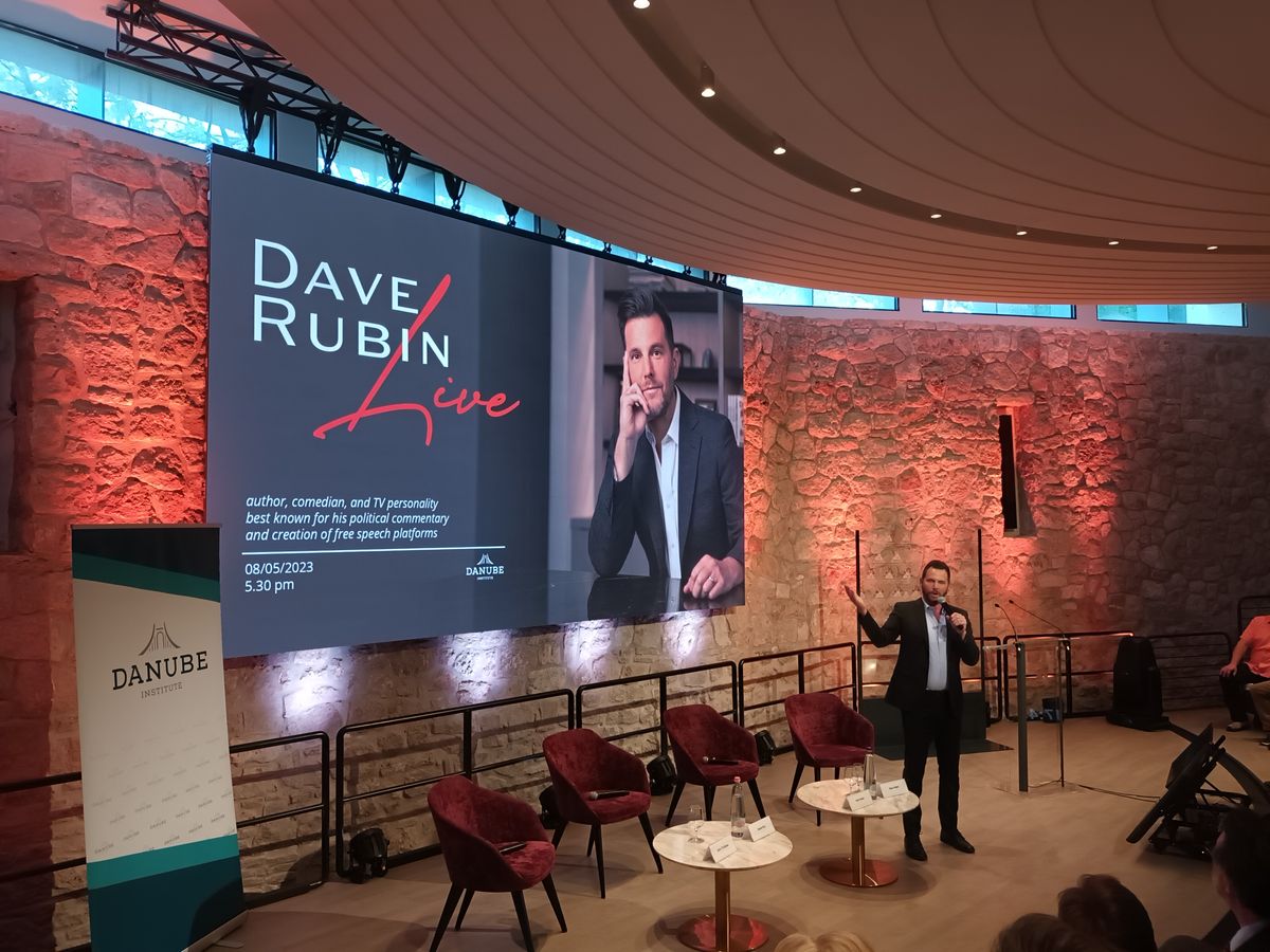 Dave Rubin, amerikai író, humorista és televíziós személyiség, a The Rubin Report népszerű műsor házigazdája, 2023.05.08-án. (Fotó: A szerző sajátja / Magyar Nemzet)
