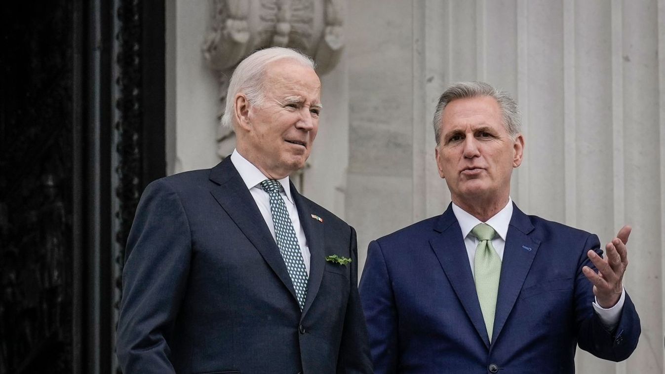 Joe Biden demokrata amerikai elnök és Kevin McCarthy republikánus képviselőházi elnök, 2023.05.27-én. (Fotó: Ahmad Faezal / Twitter)