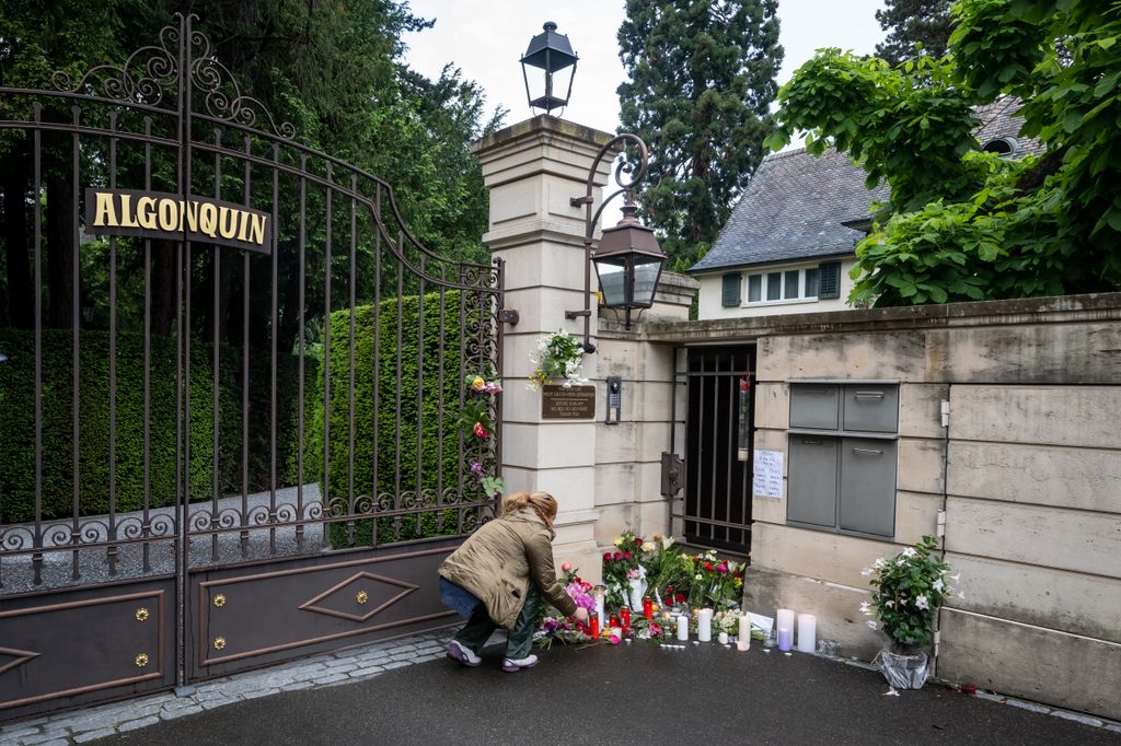 Gyászoló Tina Turner énekesnő svájci otthonánál Küsnachtban, május 25. Fotó: AFP/Fabrice Coffrini