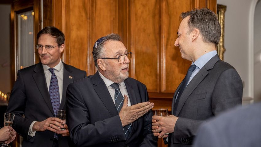 Orbánt támadja, és a Gyöngyösivel való széderezés miatt magyarázkodik a Mazsihisz távozó elnöke
