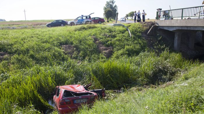 Belezuhant autójával a patakba, mert el akarta kerülni a vadgázolást
