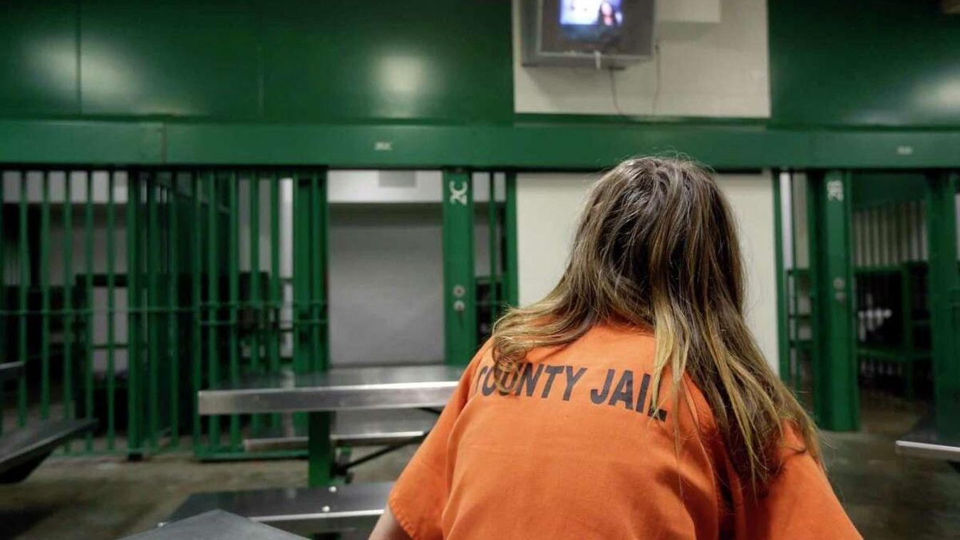 A Texas állambéli Galveston megyei börtönben egy nő nézi a televíziót. (Fotó: Eric Gay / AP Photo)