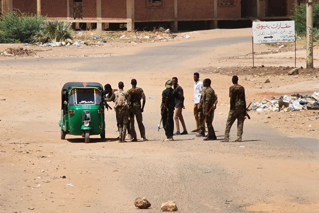 Szudáni katonák ellenőrzik a járműveket Kartúmban, ahol hetek óta polgárháborús viszonyok uralkodnak, május 18. Fotó: AFP 