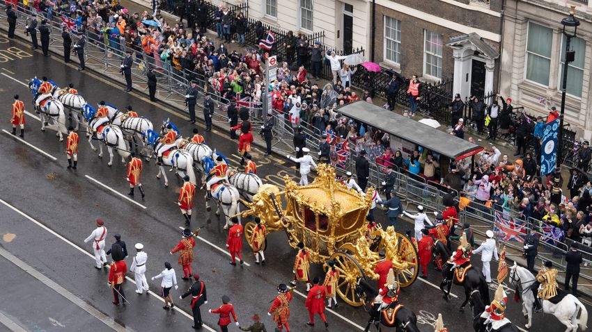 „Isten óvja a királyt!” − III. Károly koronázása képekben + képgaléria