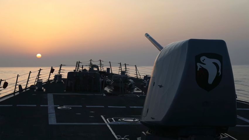 Kis híján nekiment egy kínai hadihajó egy amerikai rombolónak + videó