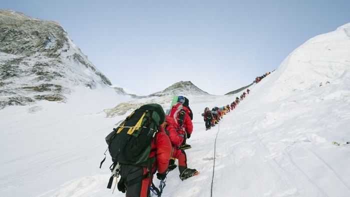 Éppen hetven éve, hogy ember lépett az Everest csúcsára, több száz holttest szegélyezi az utat, és nem tudni, hol a vége