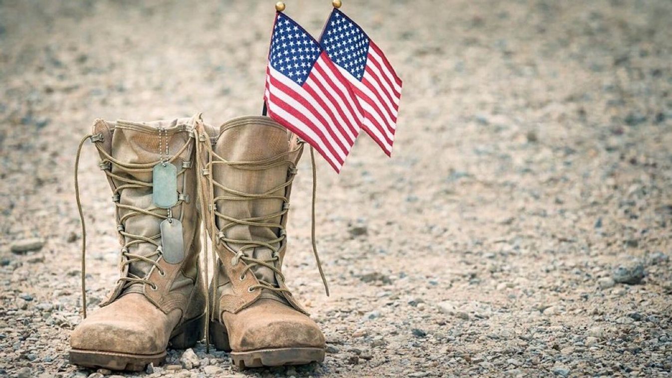Illusztráció. Az Emlékezés Napján (Memorial Day) az Egyesült Államokban azokról emlékeznek meg, akik az amerikai fegyveres erőknél teljesített szolgálatuk közben vesztették életüket. (Fotó: CBKNEWS / Twitter)