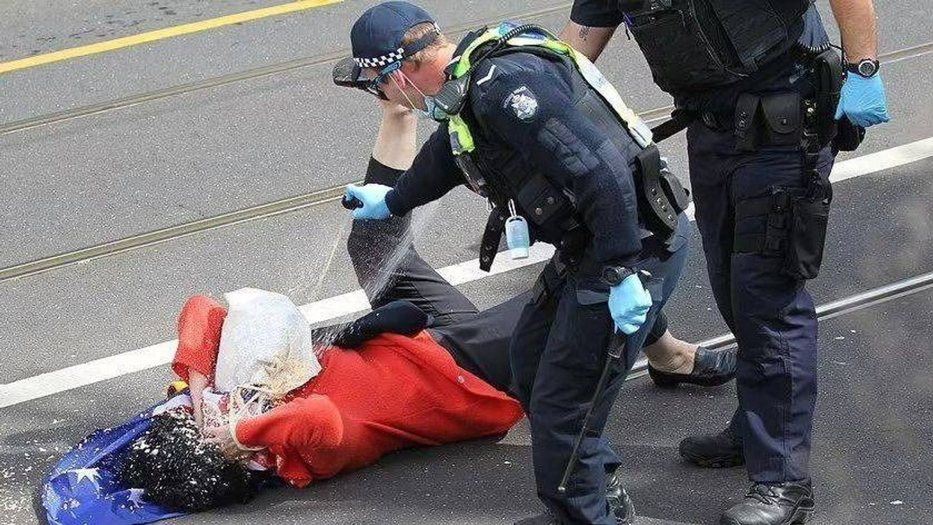 Illusztráció, paprika spray-t vetnek be a rendőrök egy nővel szemben (Fotó: Chuck Tortellini / Twitter)