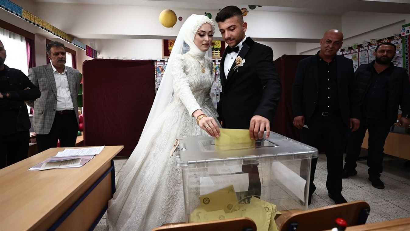 Menyasszony és vőlegény az esküvőjük előtt szavaznak a török elnökválasztás második fordulóján, 2023.05.28-án. (Fotó: Middle East Eye / Twitter)


Ozge és Ismail Coban az esküvőjük előtt szavaznak.