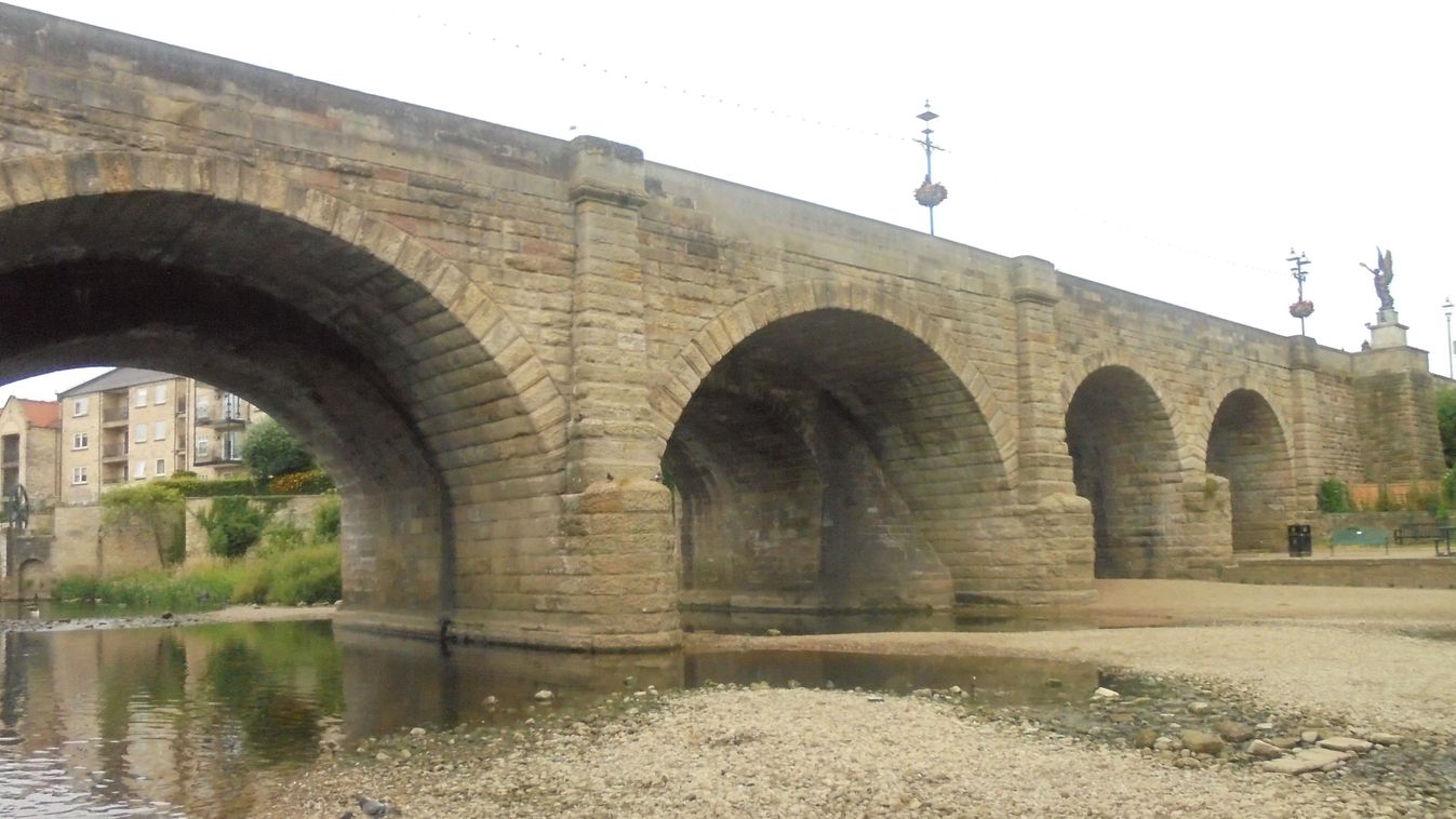 Az angliai Nyugat-Yorkshire-ben található Wetherby város hídja a szinte kiszáradt Wharfe folyó felett 2018 júliusában (Fotó: Wikimedia Commons / Mtaylor848)