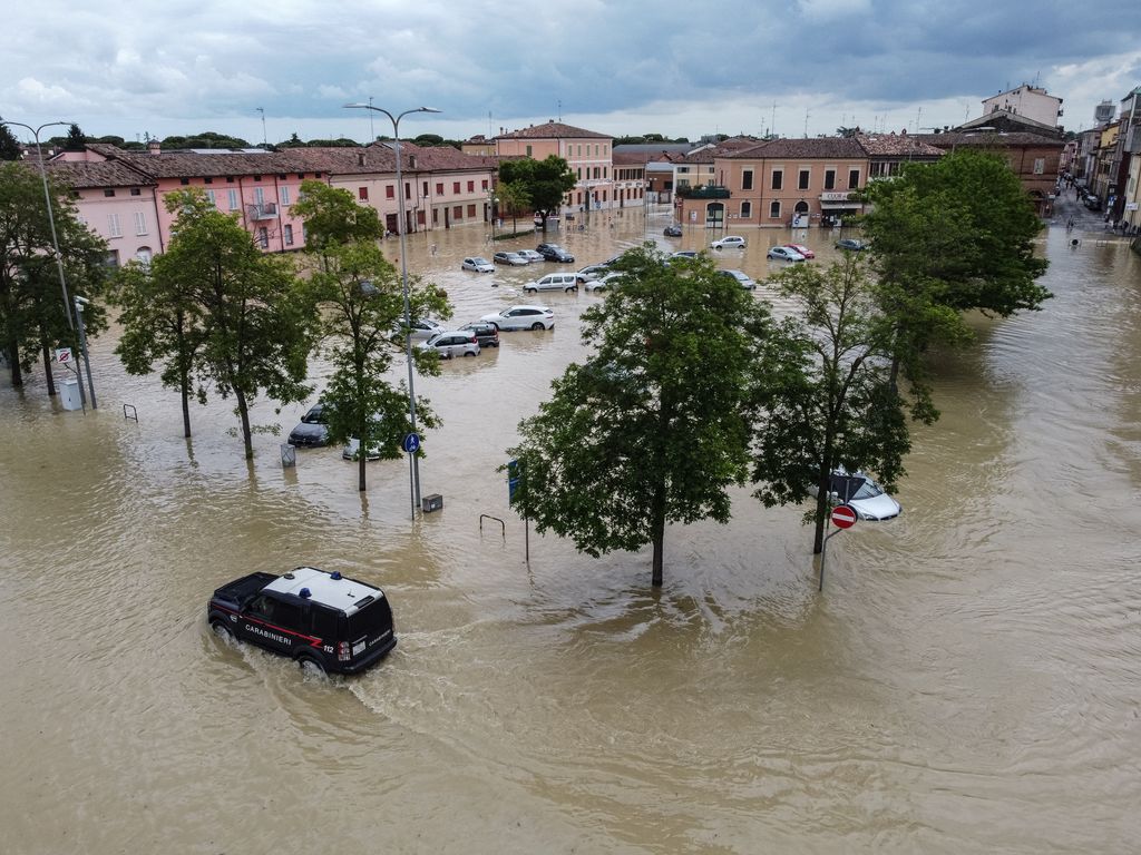 Az olaszországi Lugo elöntött utcái a heves esőzések után, május 18. Fotó: AFP/Federico Scoppa 