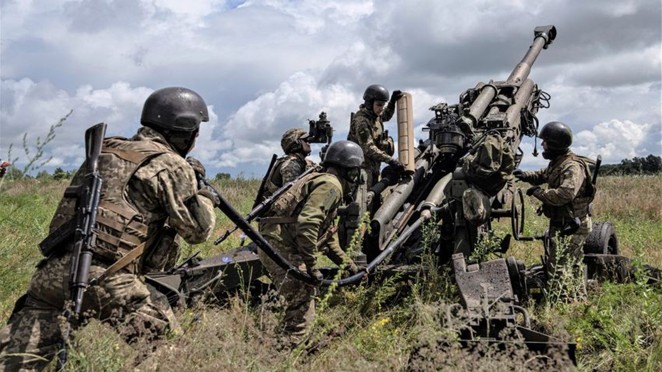 Borítókép: Ukrán tüzérek amerikai M777-es ágyúval készülnek lőni az orosz állásokat Harkiv térségében 2022. július 14-én (Fotó: MTI/AP/Jevhen Maloletka)