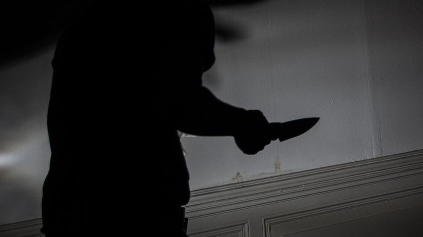 Késsel támadt élettársára egy harmincnyolc éves asszony
