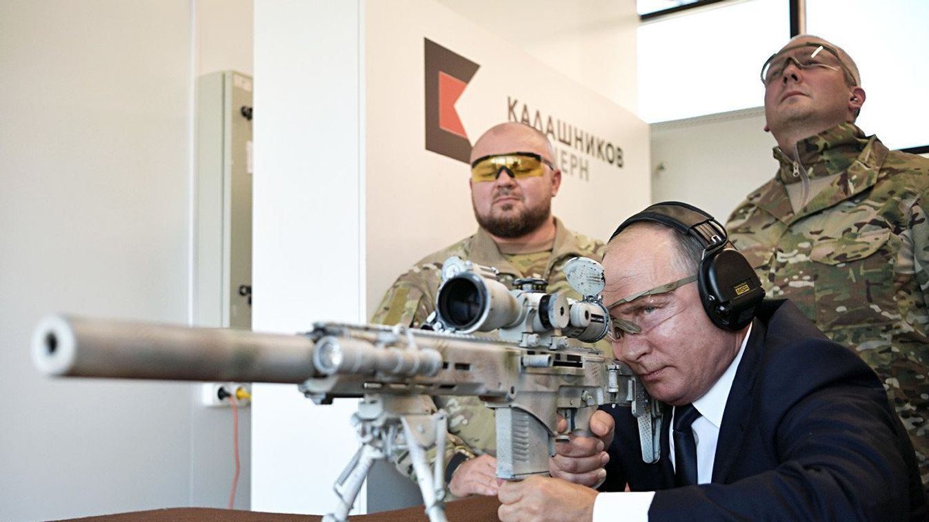 Vlagyimir Putyin orosz elnök teszteli a Chukavin félautomata mesterlövész puskát (SVCh 380). Az elnök 600 méteres távolságból 5-ből 3 célpontot talál el, 2018. 09.19-én. (Forrás: Russia in RSA / Twitter)