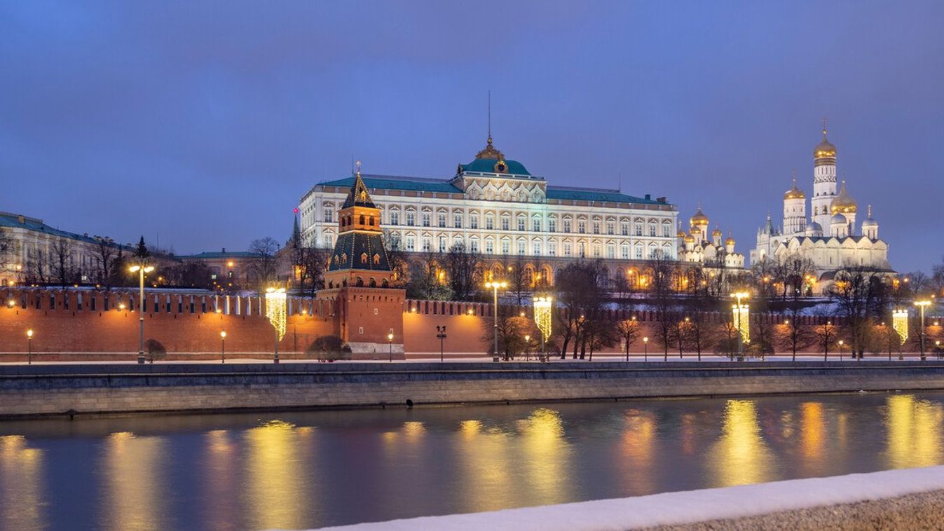 Az orosz kulturális és hatalmi központ, a Kreml épülete a folyó felől. (Fotó: Spriter / Twitter)