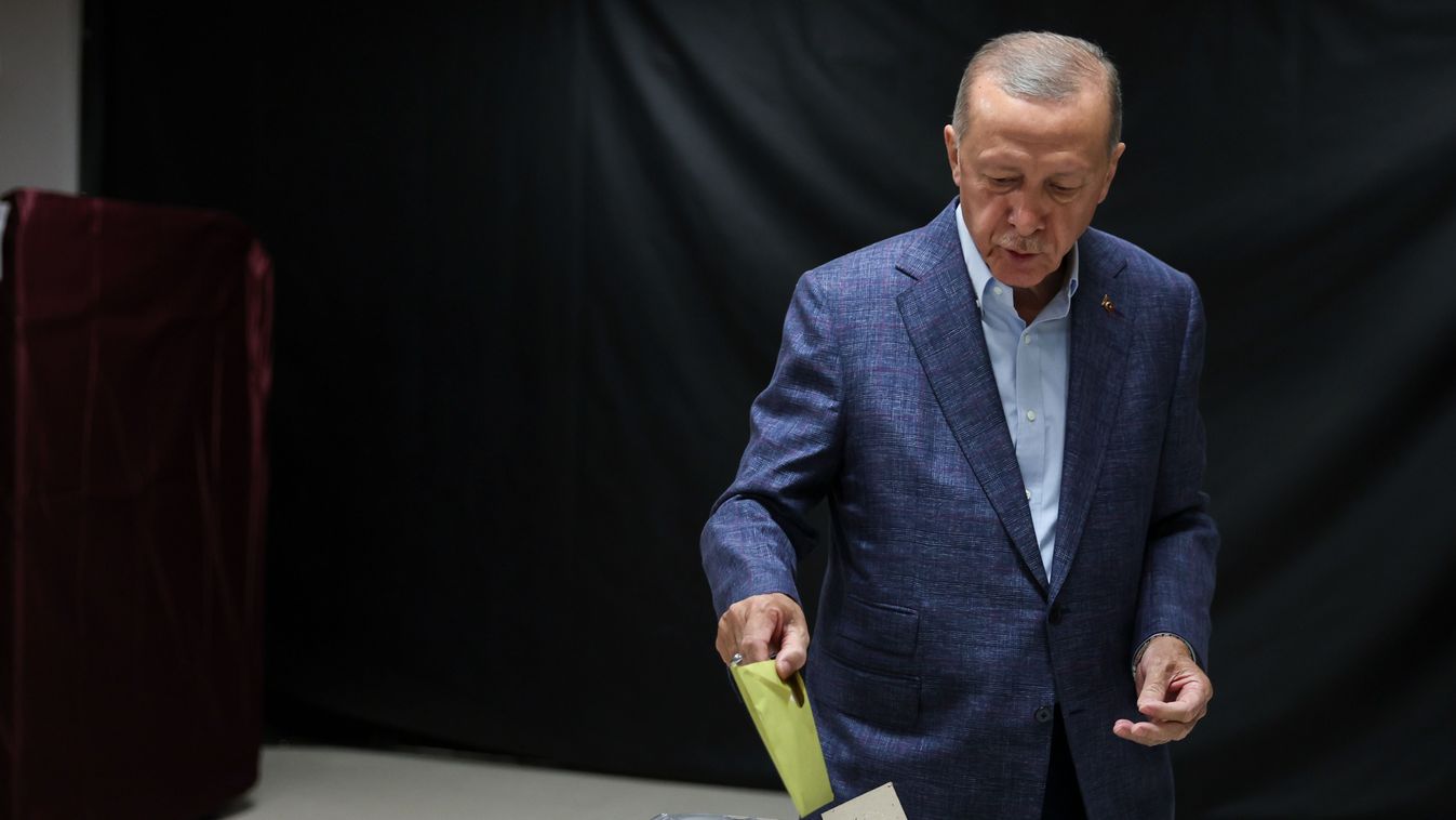 Erdogan votes in Turkish general election