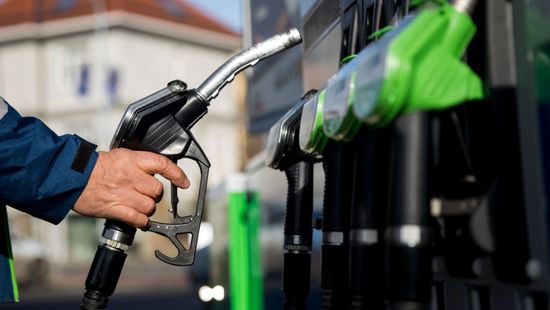 Szerdán 550 forint közelébe zuhan az üzemanyag ára