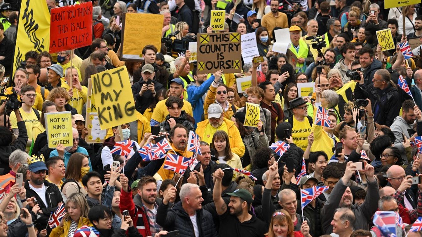 Monarchia ellenes tüntetés a Trafalgar téren Londonban, miközben zajlik III. Károly király megkoronázása, 2023.05.06-án (Fotó: Philstar.com / Twitter)