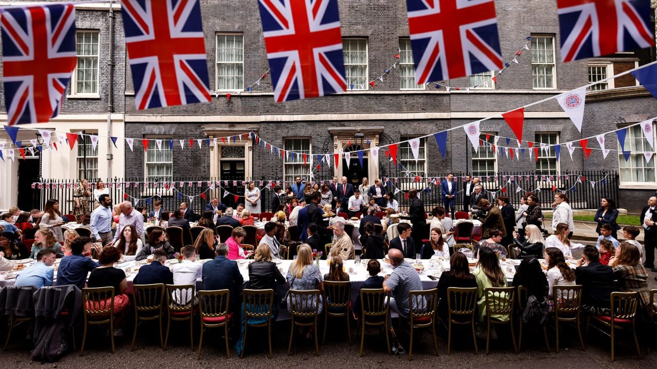 Vendégek a brit miniszterelnök és felesége által szervezett koronázási ebéden a Downing Street-en, Londonban 2023. május 7-én. (Forrás: Odd ANDERSEN / AFP)