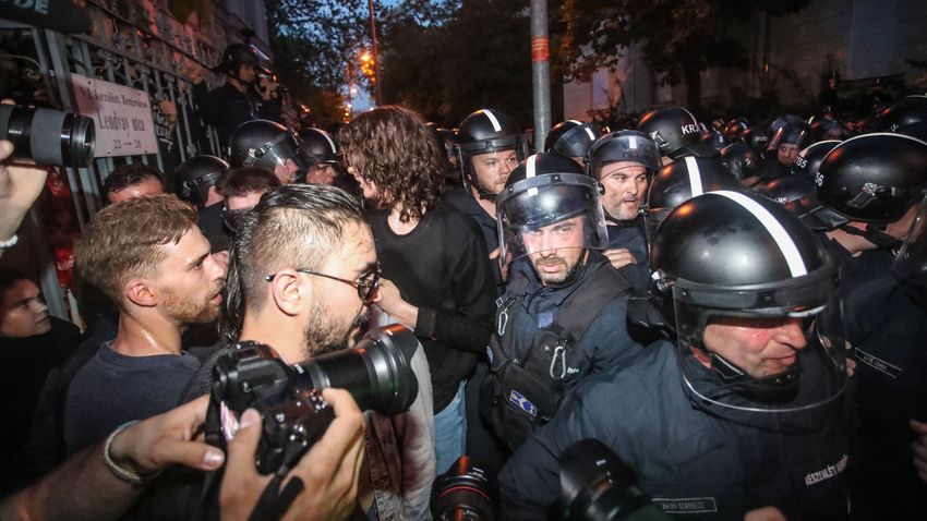 Összegezte az erőszakos ellenzéki demonstráció történéseit a rendőrség