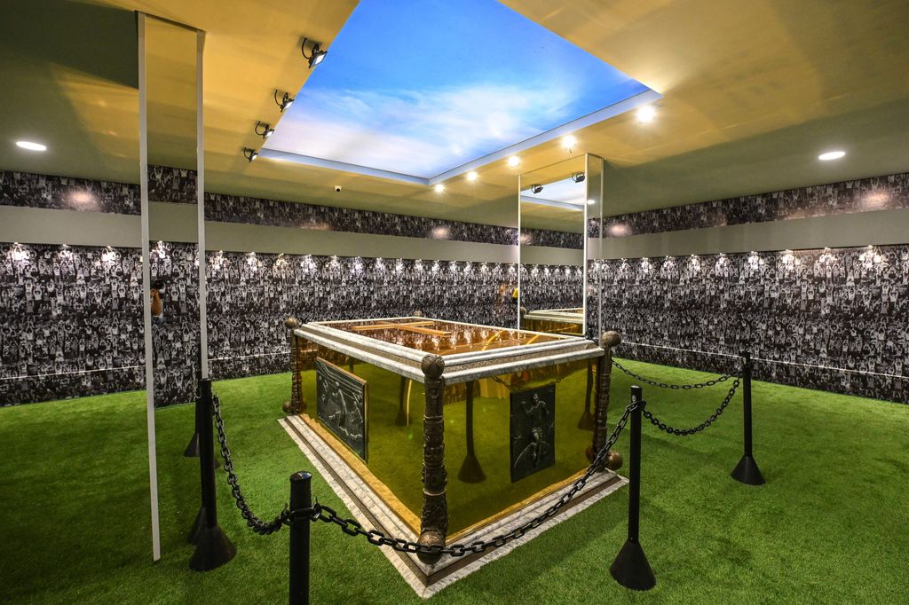 A napokban nyitották meg a látogatók előtt a futballcsillag Pelé mauzóleumát a brazíliai Santosban, 2023. május 15. Fotó: AFP/Nelson Almeid