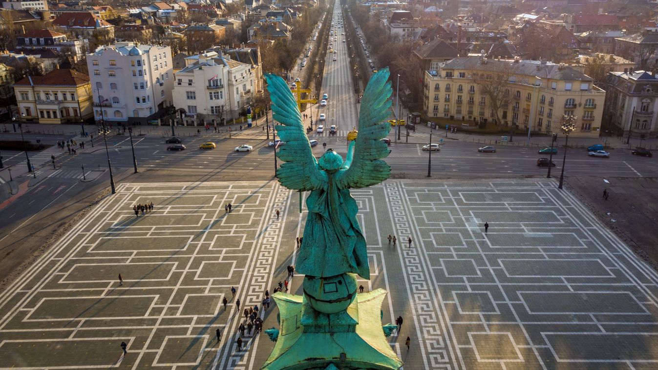 Budapest,,Hungary,-,Angel,Sculpture,From,Behind,On,The,Top