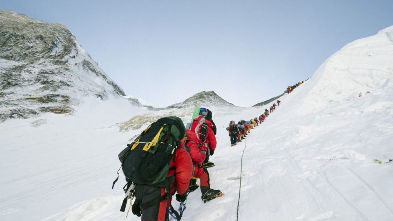 A line of climbers on the Lhotse Face, Mount Everest, Solu Khumbu Everest Region, Sagarmatha National Park, UNESCO World Heritage Site, Nepal, Himalayas, Asia