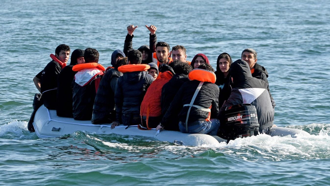 Az Egyesült Királyságot és Franciaországot összekötő La Manche csatornán kelnek át illegális bevándorlók 2023.03.05-én. (Fotó: Fdesouche.com est une revue de presse / Twitter)