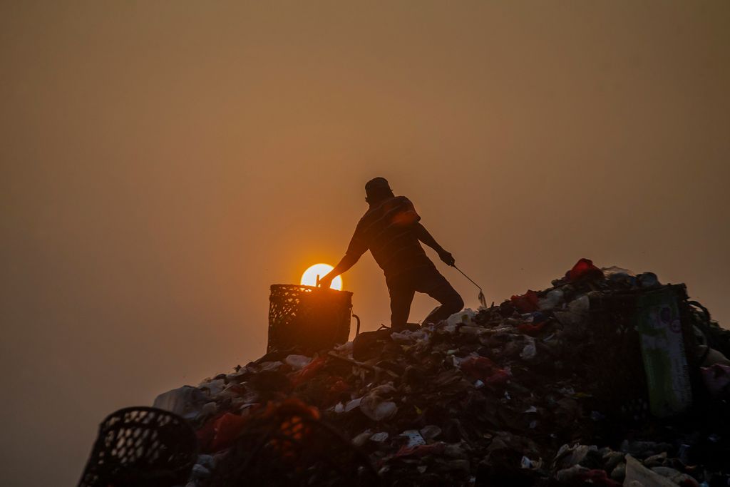 A kommunális hulladékban eladható tárgyakat keresgélő férfi az indonéziai Bogorban, május 25. Fotó: AFP/Aditya Aji