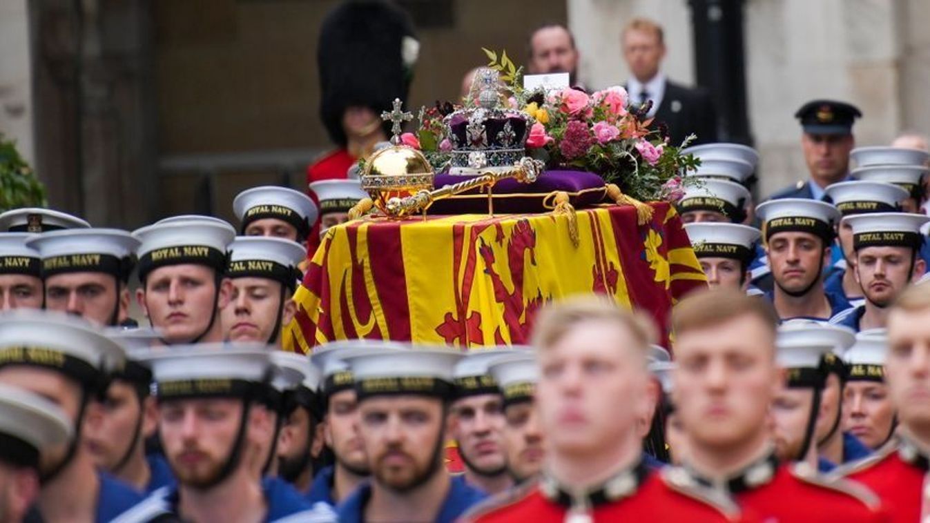 II. Erzsébet néhai brit uralkodó ágyútalpra helyezett koporsója a Westminster-apátságba, az angol-brit monarchia ősi londoni koronázó templomába érkezik 2022. szeptember 19-én (Fotó: MTI/AP/Pool/Emilio Morenatti)