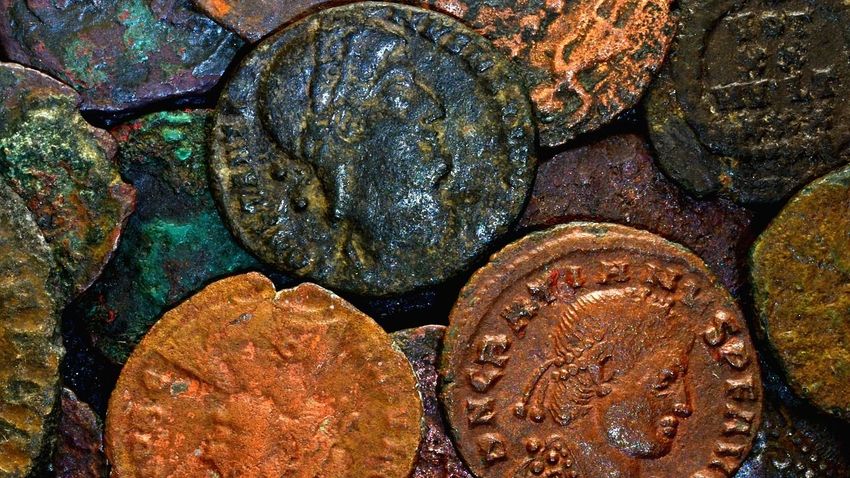 Húszmillió forintnyi régészeti leletet fémkeresőzött össze három férfi, vádat emelnek ellenük
